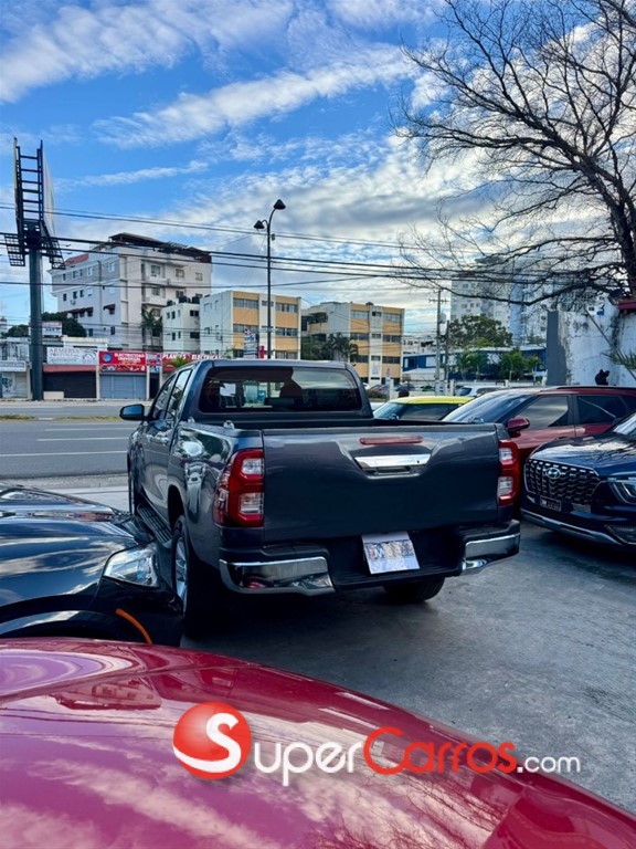 2016 Toyota Hilux SRV — foto 11 / 12
