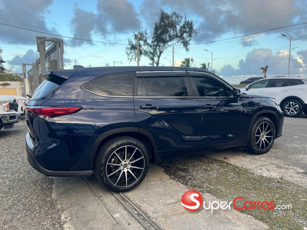 2020 Toyota Highlander LE Plus — foto 3 / 11