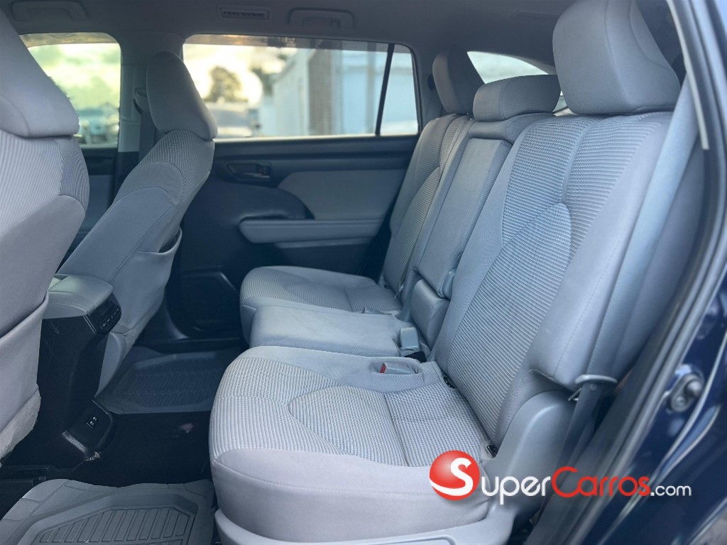 2020 Toyota Highlander LE Plus — foto 9 / 11