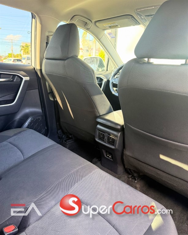 2021 Toyota RAV4 XLE — foto 8 / 10