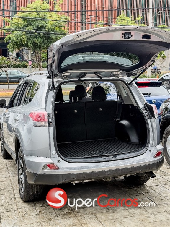 2018 Toyota RAV4 LE — foto 8 / 10