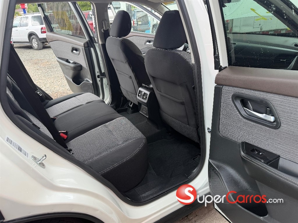 2021 Nissan Rogue SV — foto 7 / 12