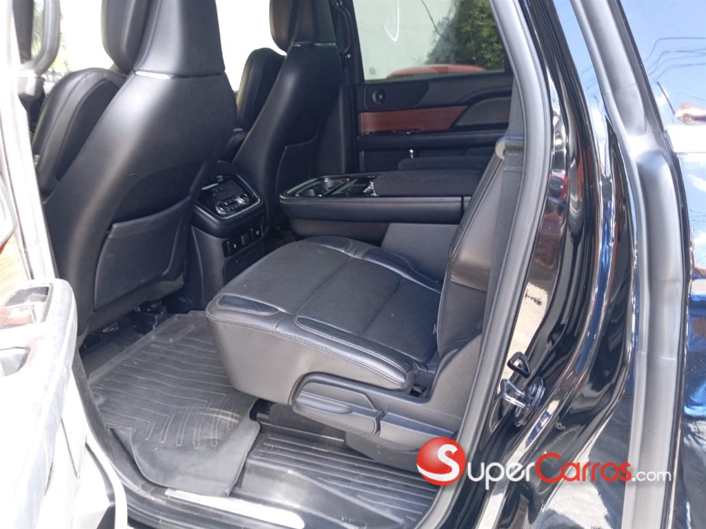 2019 Lincoln Navigator — foto 8 / 12