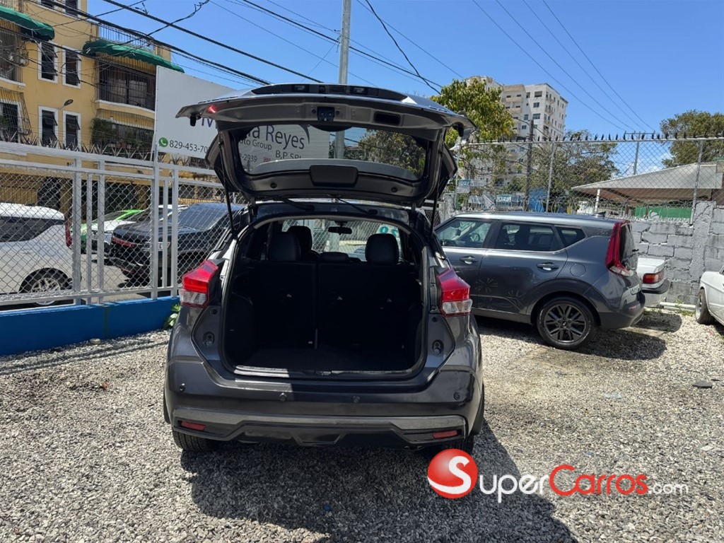 2020 Nissan Kicks SR — foto 10 / 12
