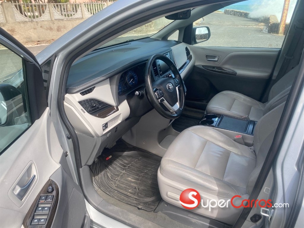 2020 Toyota Sienna XLE — foto 2 / 8