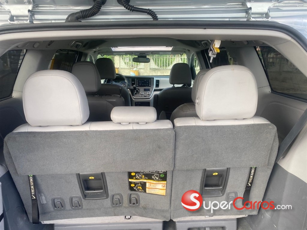 2020 Toyota Sienna XLE — foto 3 / 8