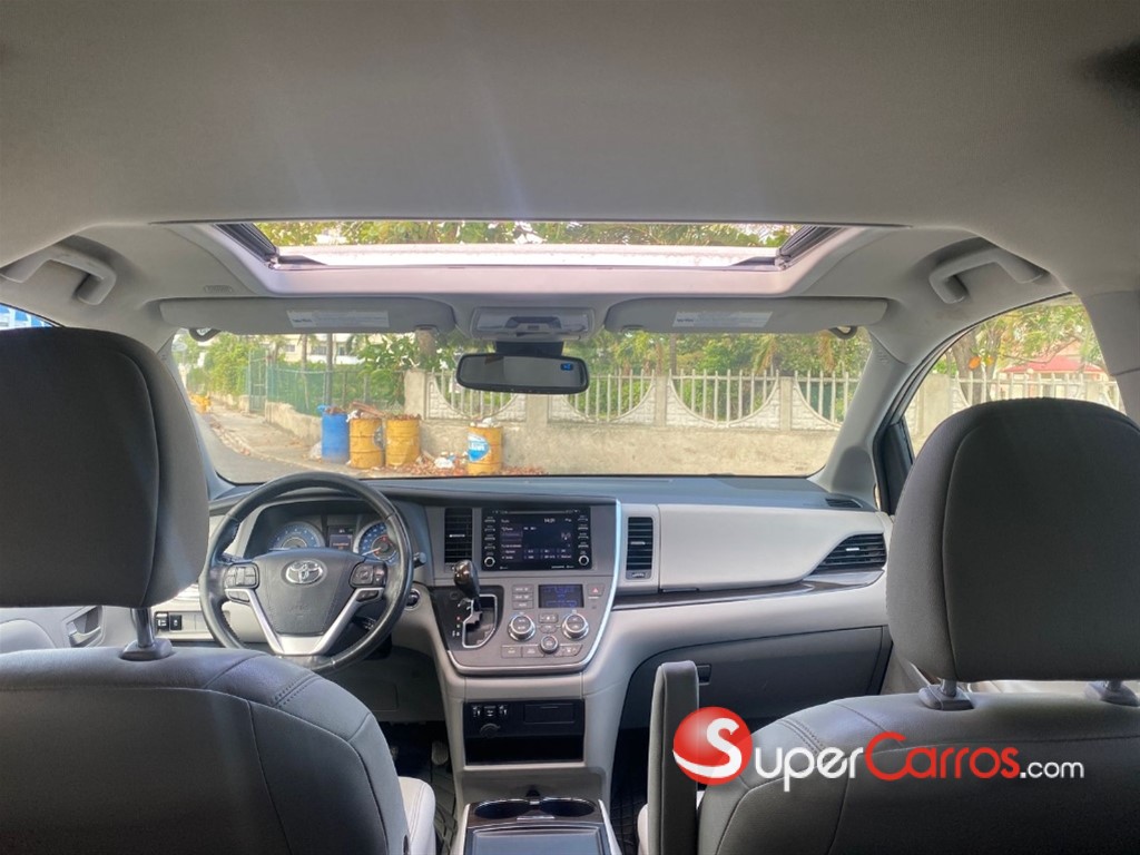 2020 Toyota Sienna XLE — foto 5 / 8
