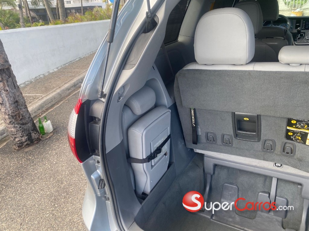 2020 Toyota Sienna XLE — foto 7 / 8