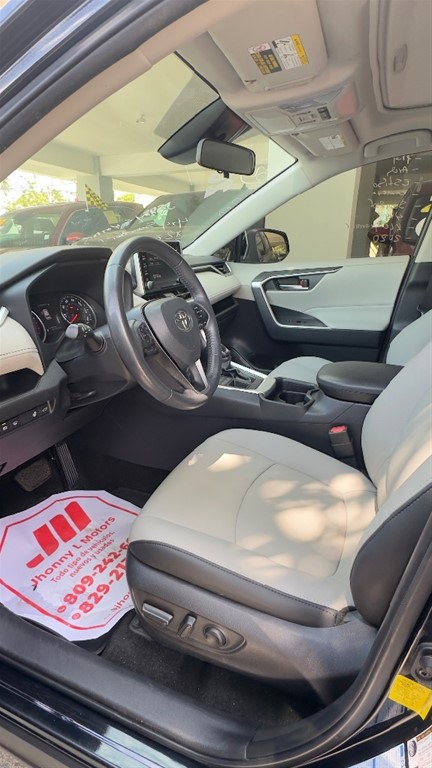 2020 Toyota RAV4 XLE Premium — foto 7 / 12