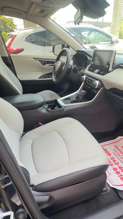 2020 Toyota RAV4 XLE Premium — foto 8 / 12