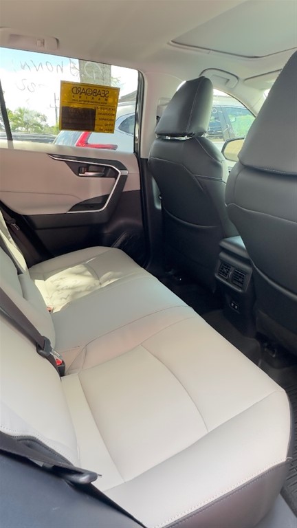 2020 Toyota RAV4 XLE Premium — foto 9 / 12