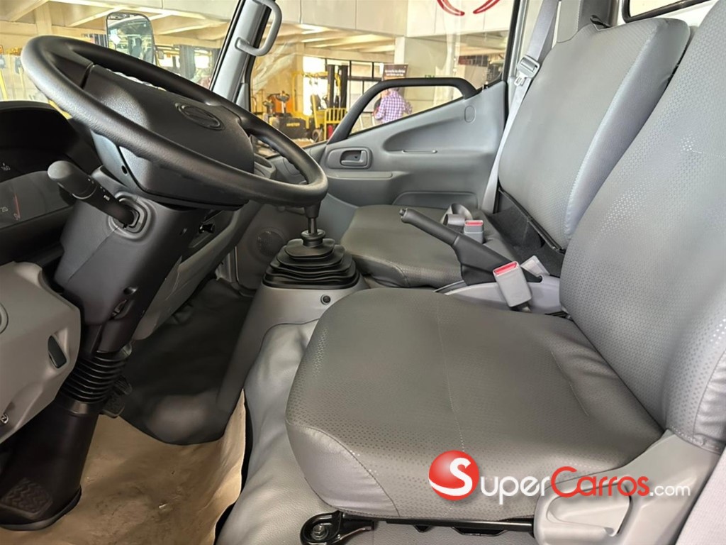2026 Hino serie 300 XZU 600L — foto 9 / 10