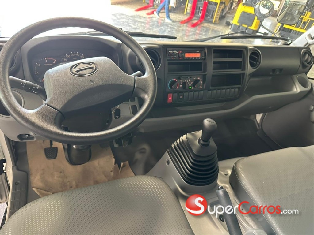 2026 Hino serie 300 XZU 710L — foto 7 / 10