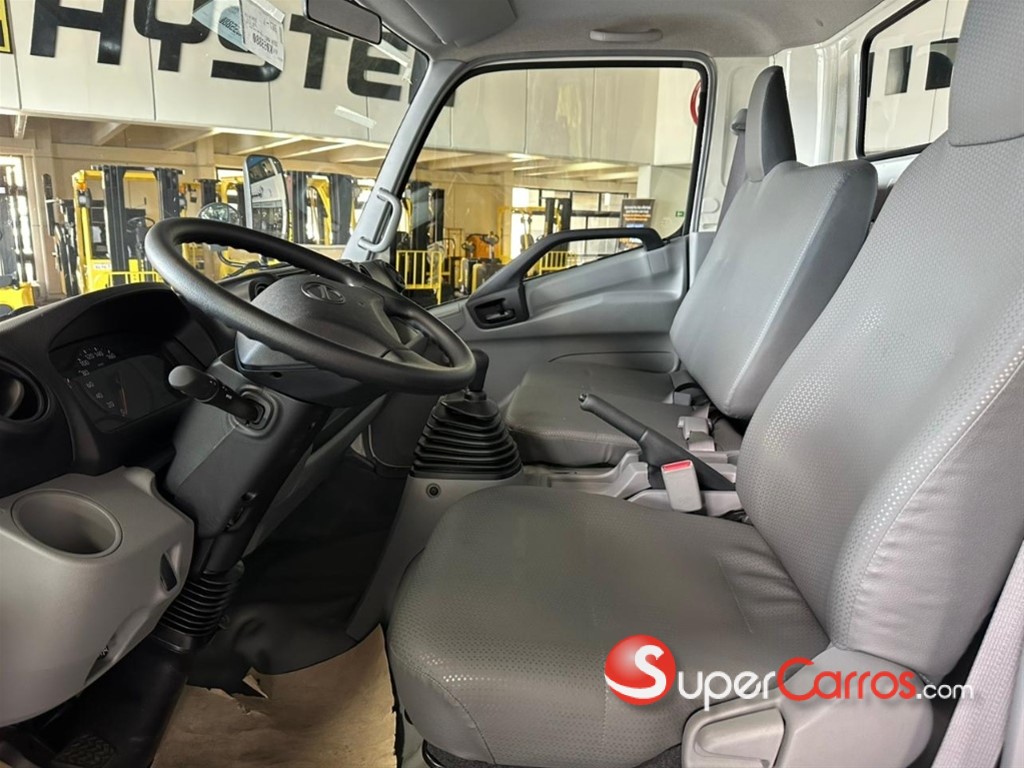 2026 Hino serie 300 XZU 710L — foto 8 / 10