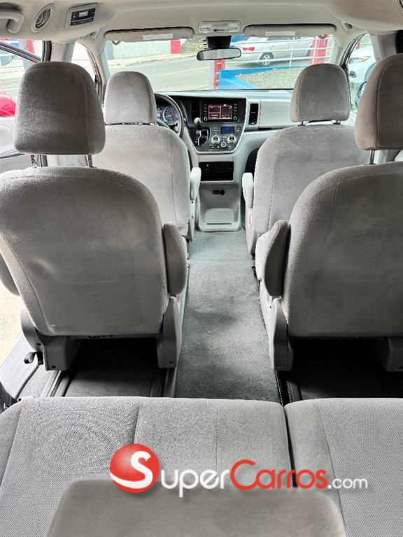 2020 Toyota Sienna LE — foto 6 / 8