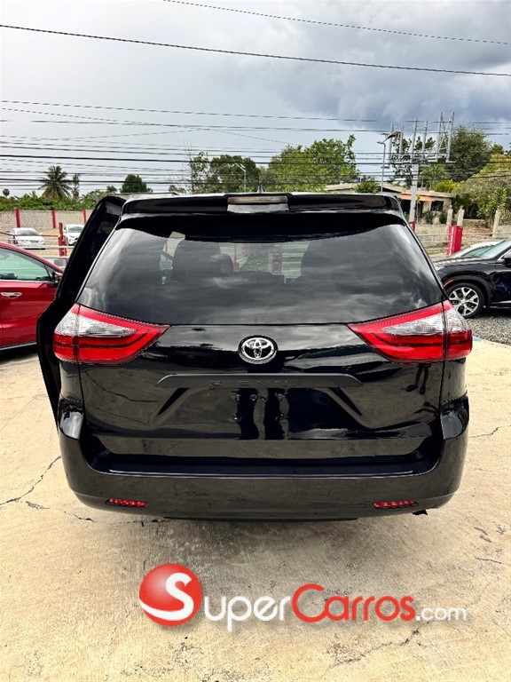 2020 Toyota Sienna LE — foto 7 / 8