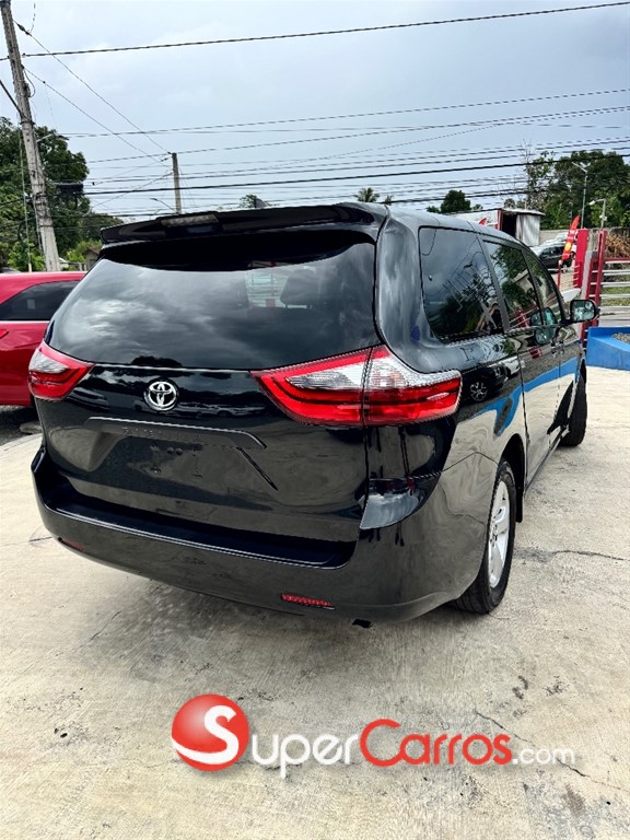 2020 Toyota Sienna LE — foto 8 / 8