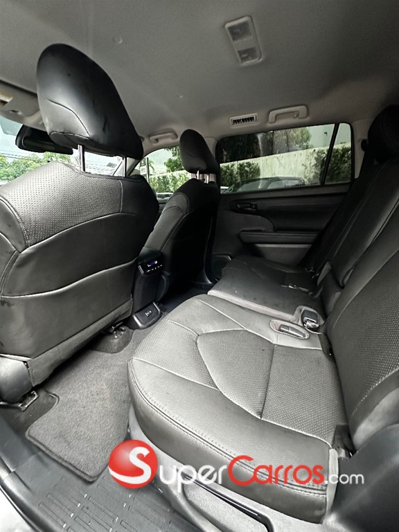 2022 Toyota Highlander LE — foto 7 / 12