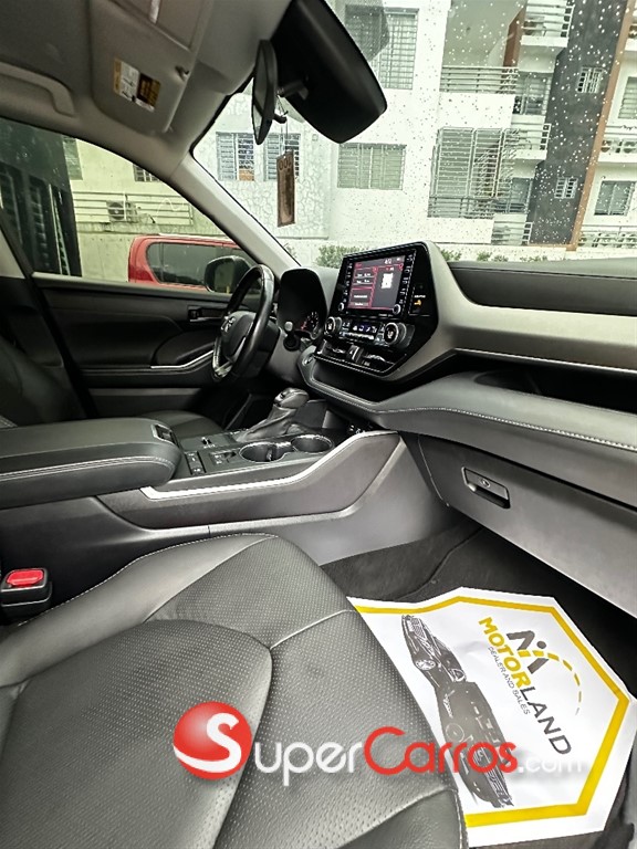2022 Toyota Highlander LE — foto 8 / 12