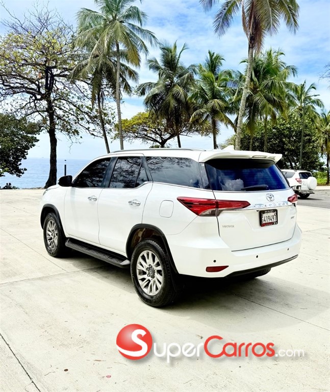 2018 Toyota Fortuner SRV — foto 2 / 12