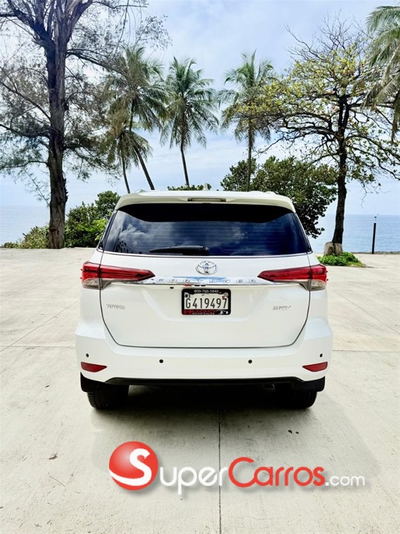2018 Toyota Fortuner SRV — foto 3 / 12