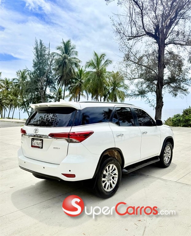 2018 Toyota Fortuner SRV — foto 4 / 12