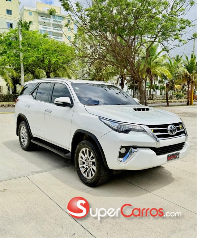 2018 Toyota Fortuner SRV — foto 5 / 12