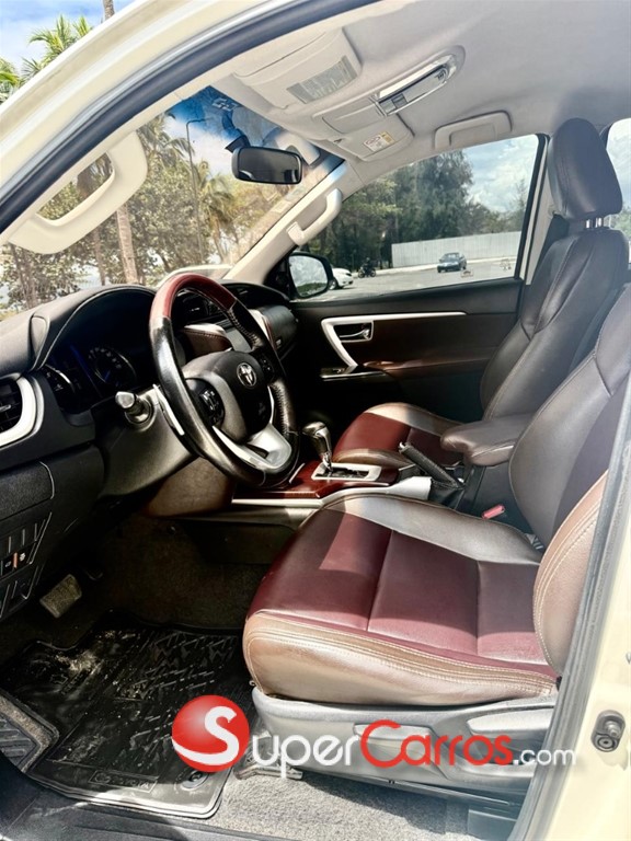 2018 Toyota Fortuner SRV — foto 7 / 12