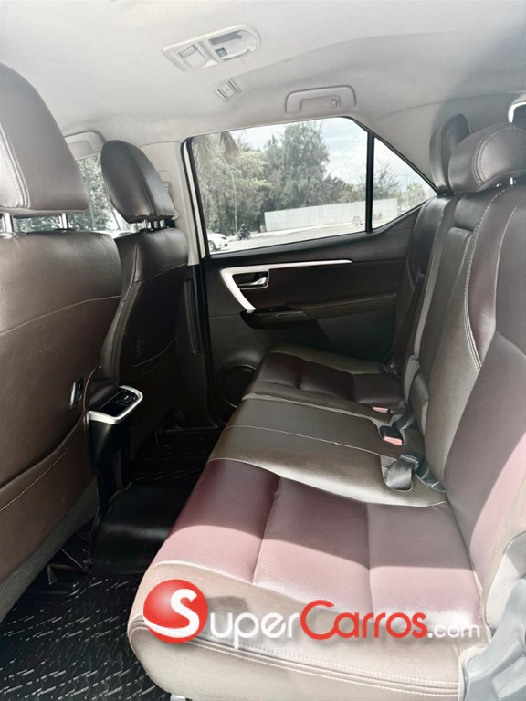 2018 Toyota Fortuner SRV — foto 8 / 12