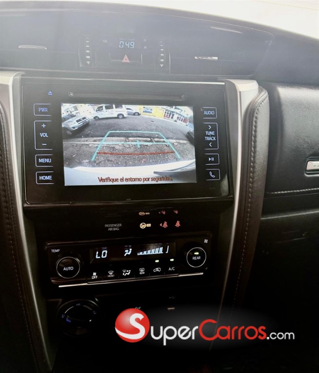 2018 Toyota Fortuner SRV — foto 10 / 12