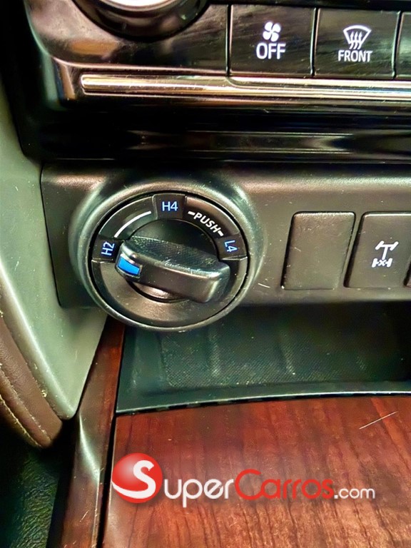2018 Toyota Fortuner SRV — foto 11 / 12