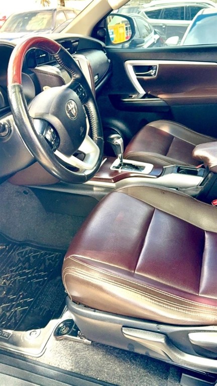 2018 Toyota Fortuner SRV — foto 12 / 12