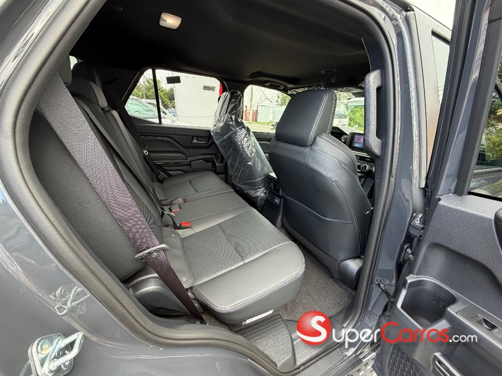 2027 Toyota 4 Runner Limited — foto 8 / 12