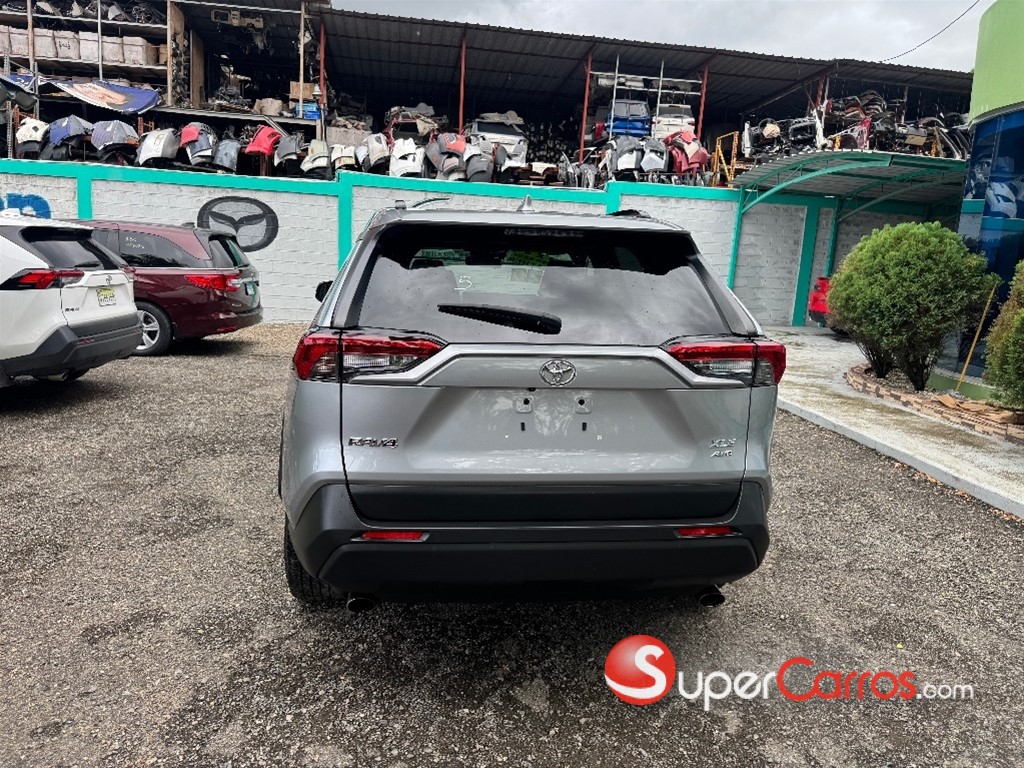 2020 Toyota RAV4 XLE Premium — foto 6 / 12