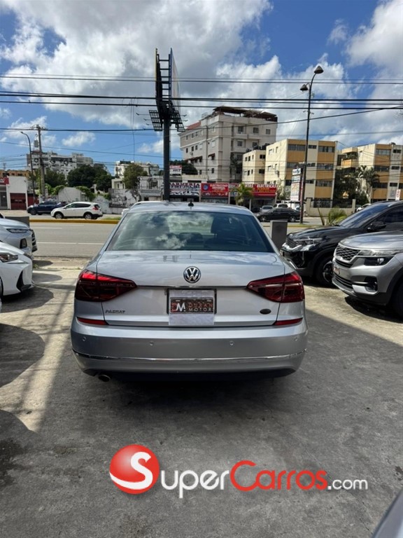 2017 Volkswagen Passat — foto 10 / 12