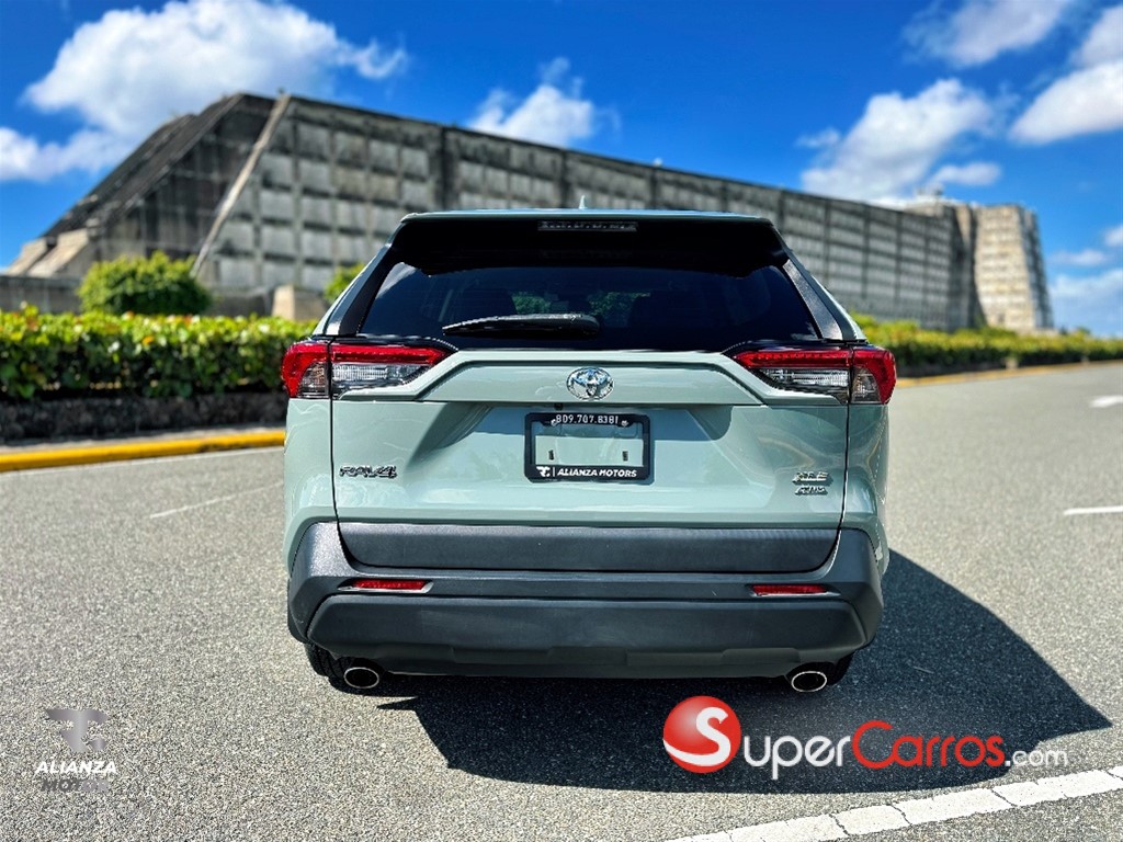 2020 Toyota RAV4 XLE — foto 7 / 12