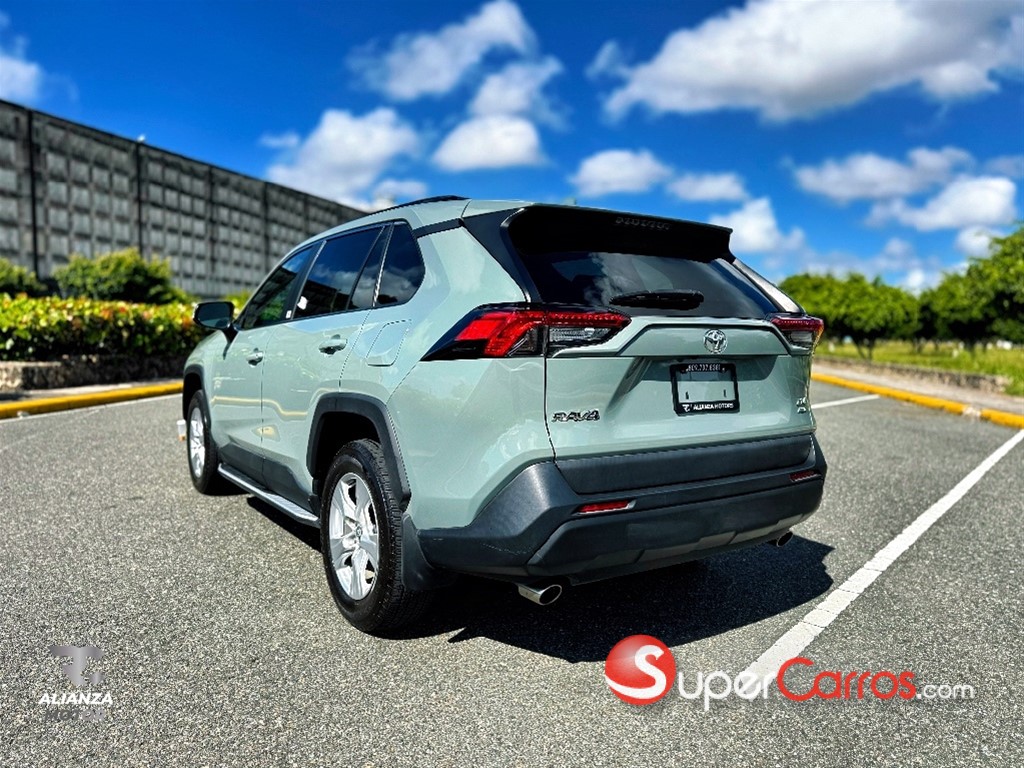 2020 Toyota RAV4 XLE — foto 8 / 12