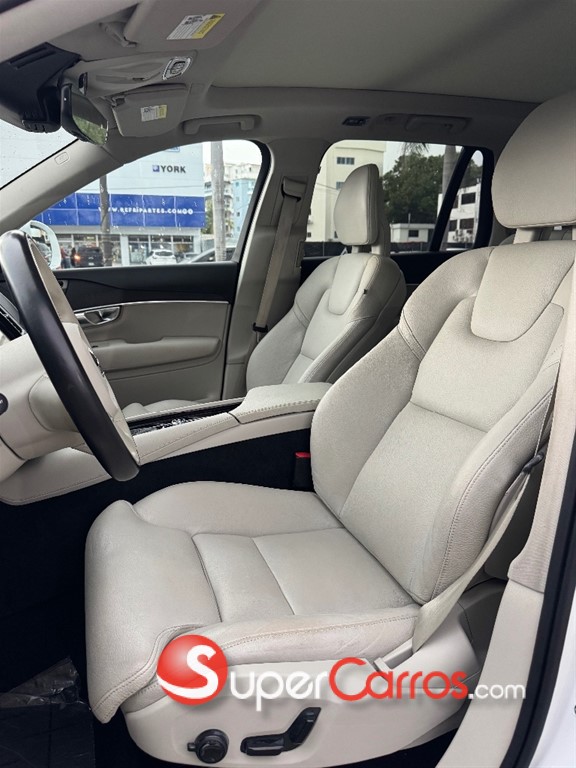 2020 Volvo XC90 Momentum T6 — foto 8 / 12
