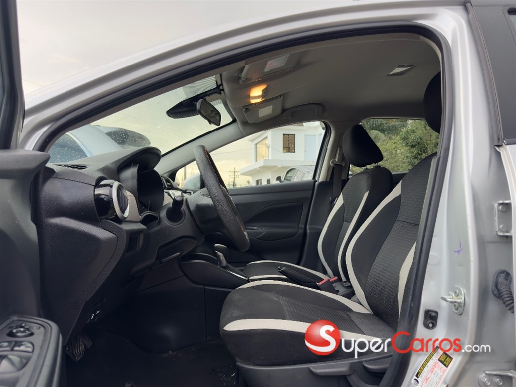 2021 Nissan Versa SV — foto 8 / 10