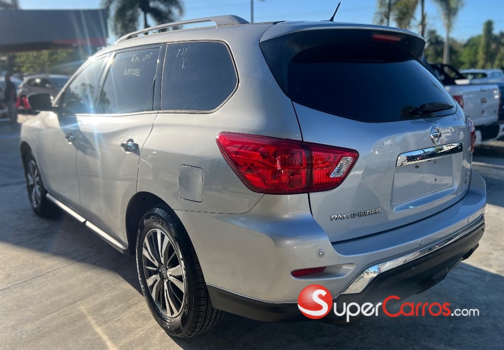 2017 Nissan Pathfinder SL — foto 4 / 9