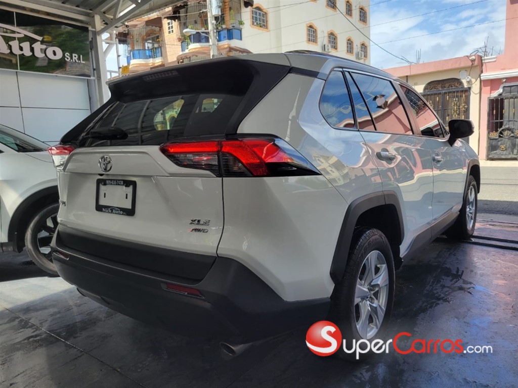 2020 Toyota RAV4 XLE — foto 11 / 12