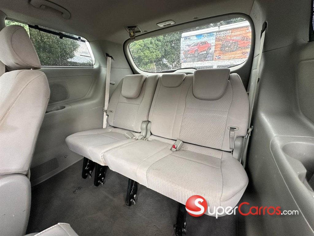 2016 Kia Sedona LX — foto 9 / 12