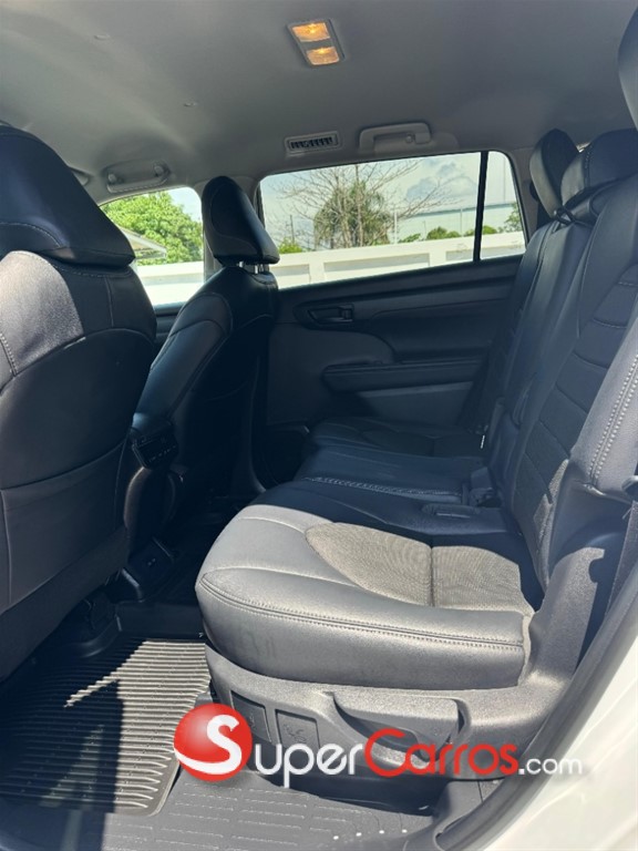 2022 Toyota Highlander LE Plus — foto 8 / 10