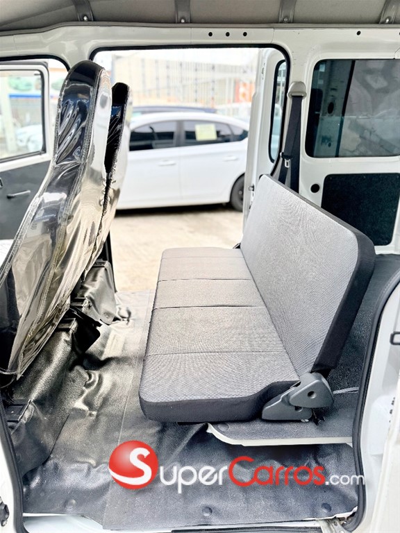 2022 Daihatsu Hijet Minivan — foto 9 / 12