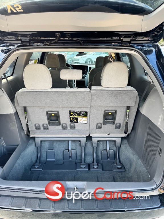2020 Toyota Sienna LE — foto 8 / 11