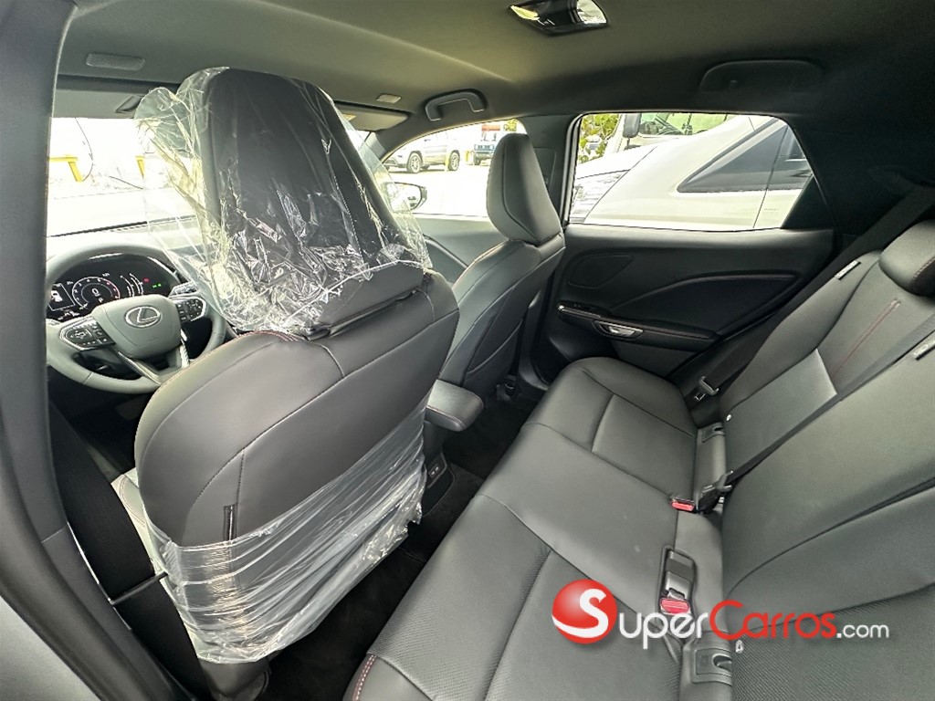 2026 Lexus LBX ActiveFull — foto 7 / 9