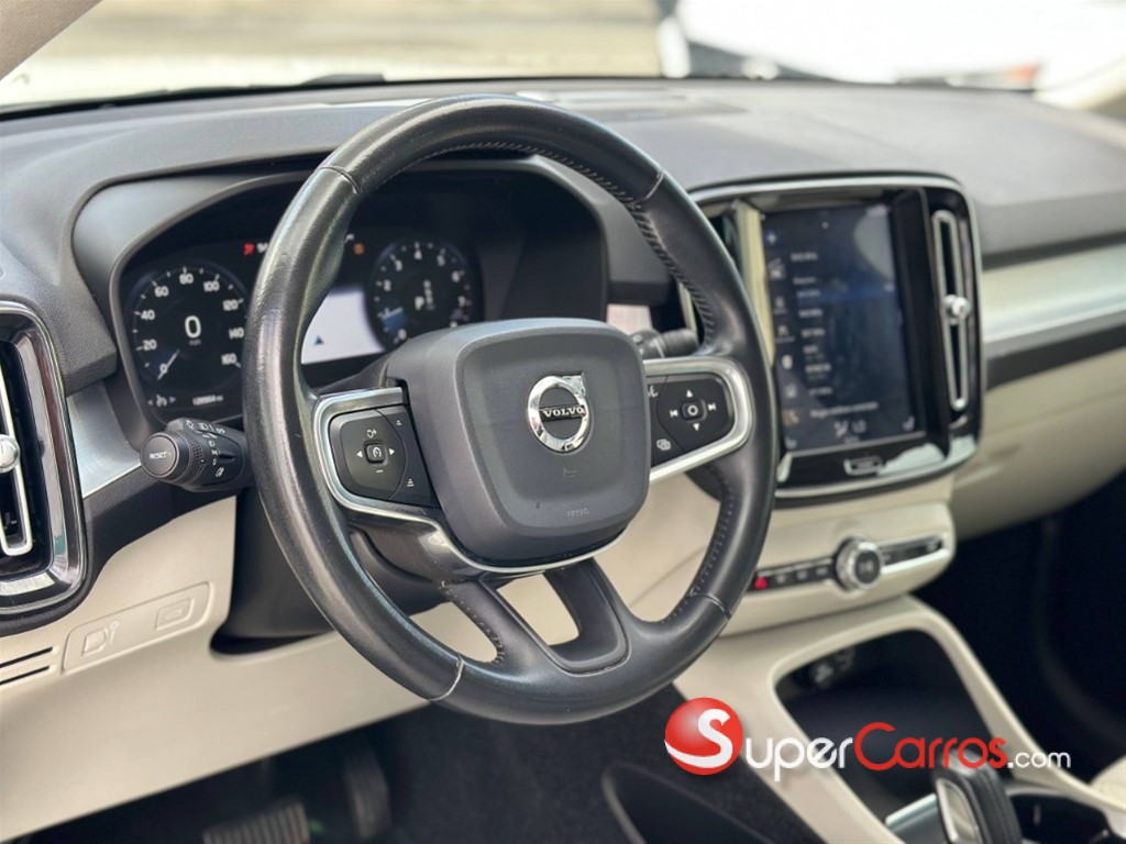 2020 Volvo XC40 Momentum — foto 2 / 11