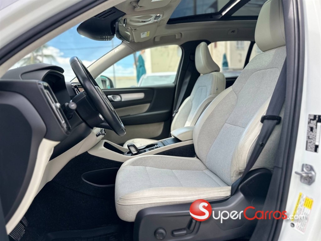 2020 Volvo XC40 Momentum — foto 4 / 11