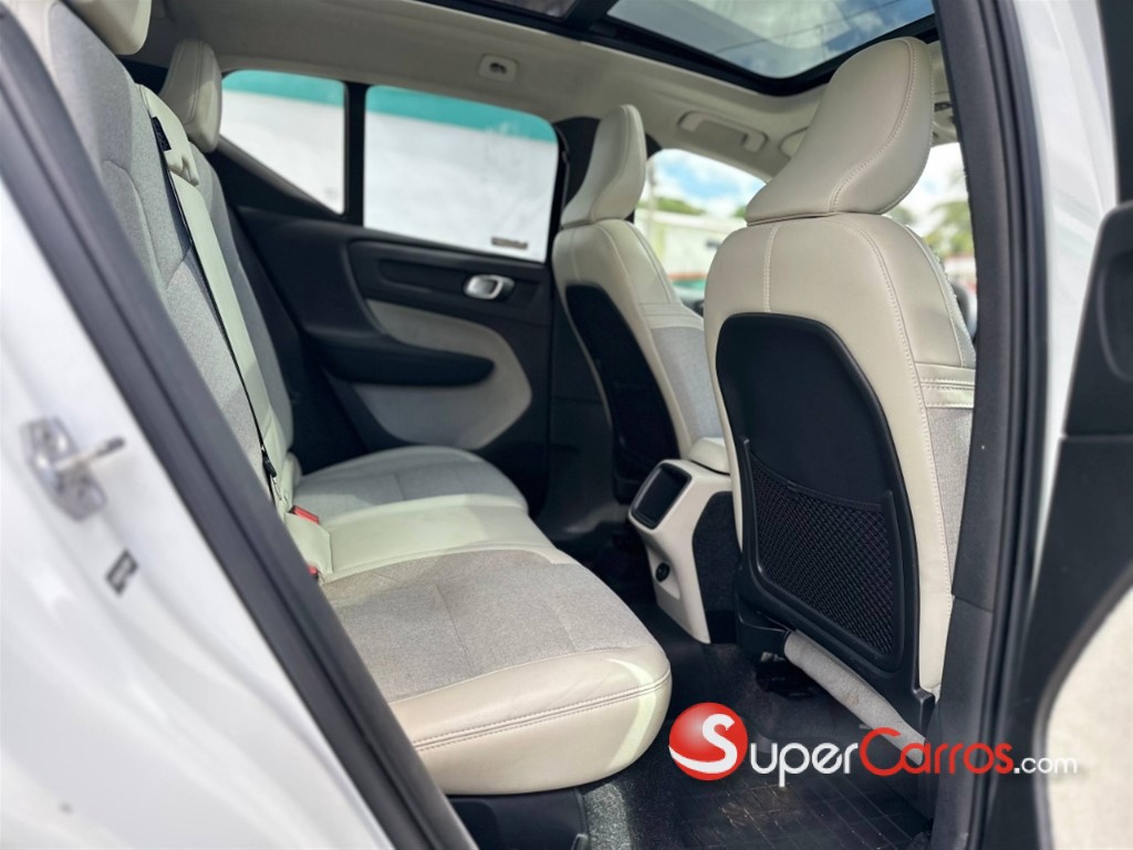 2020 Volvo XC40 Momentum — foto 7 / 11
