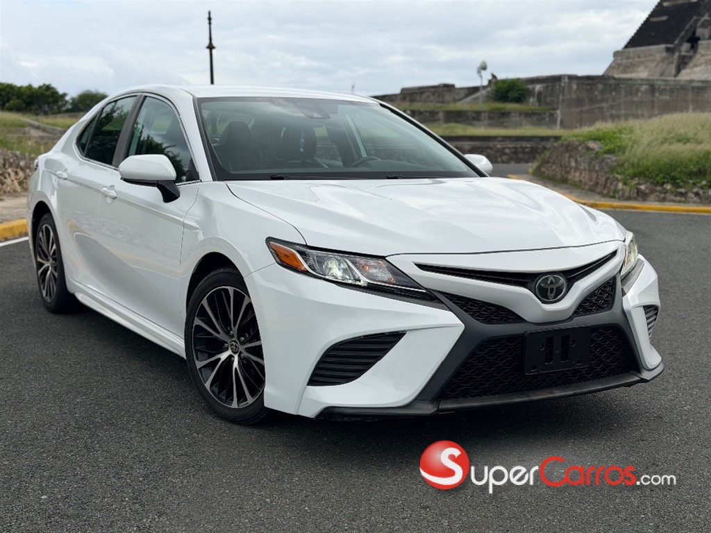 2020 Toyota Camry SE — foto 2 / 8